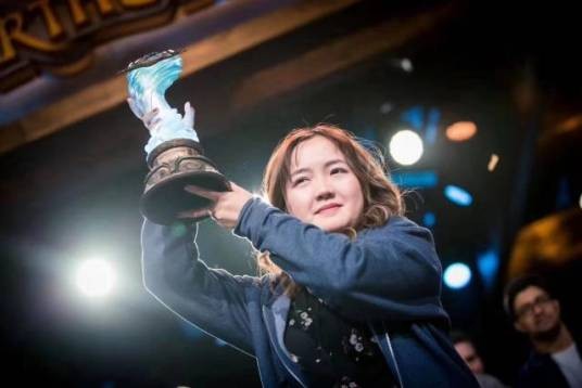 李晓萌（中国首位《炉石传说》特级大师赛全球总决赛女性冠军）