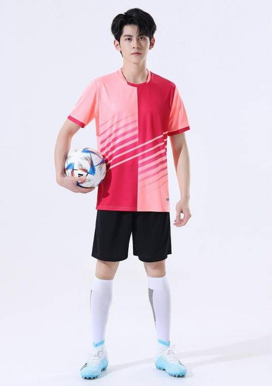 足球服（足球运动员比赛和训练时穿着的专业服装）