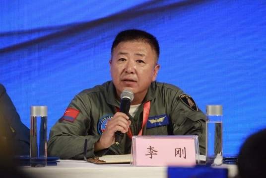 李刚（空军“功勋飞行人员金质荣誉奖章”获得者、歼-20首飞试飞员）