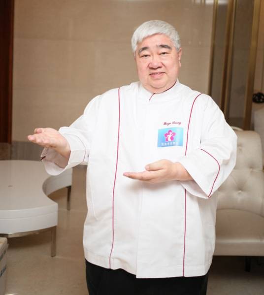 梁文韬（现任世界华人健康饮食协会荣誉主席）