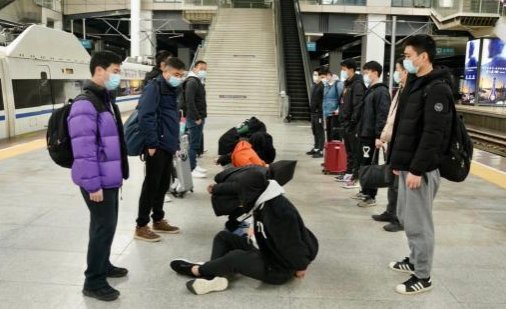 上海警方在福建一处花园地底挖出160万元现金,谁将这么多现金深埋地底?
