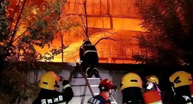安阳火灾失联者儿子:七旬母亲刚到公司上班十多天,现如今其状况如何?