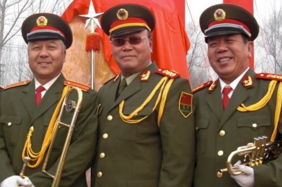 庆祝大会，军乐团58岁老兵不舍哽咽，他放不下的是什么？
