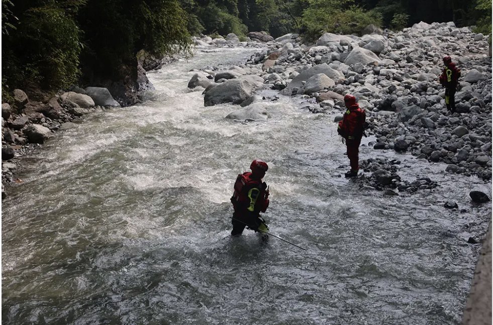 致7死山洪：有人慢悠悠收拾被冲走！为何这些人危险来临却浑然不知？