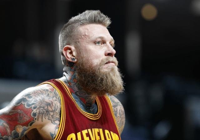 NBA巨星鸟人如今身材走样,43岁俘获极品女友,身材颜值如何?