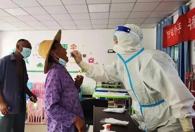 穿上雨披变装仍被发现,保姆“变装”代雇主做核酸,代做核酸问题怎么解决?