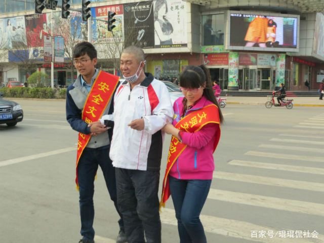 河南郑州一盲人过马路差一点被撞,被公交车司机拉回,具体怎么回事?