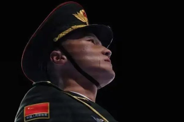 闭幕式旗手脸上挂着泪痕,你有被这一幕整破防吗?