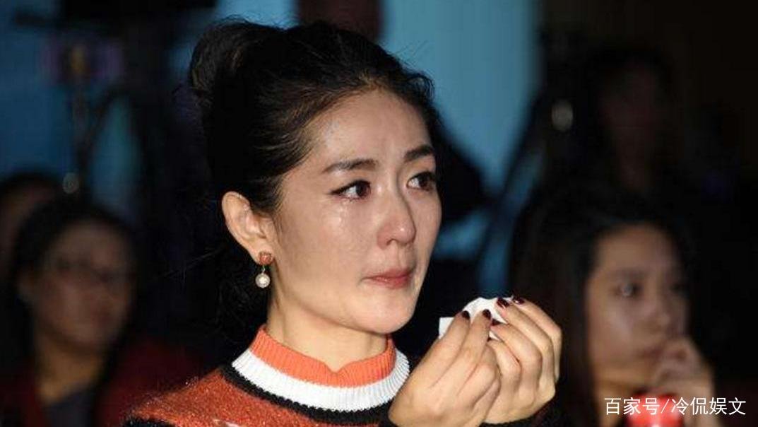 谢娜眼角笑出大坑,疑整容失败,何炅为啥不帮她澄清?友谊破裂?
