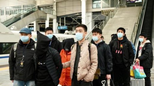 上海警方在福建一处花园地底挖出160万元现金，谁将这么多现金深埋地底？