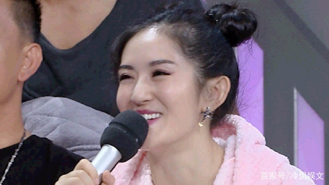 谢娜眼角笑出大坑,疑整容失败,何炅为啥不帮她澄清?友谊破裂?