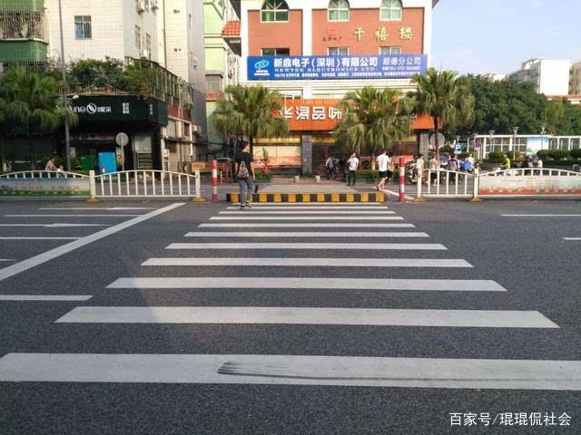 河南郑州一盲人过马路差一点被撞,被公交车司机拉回,具体怎么回事?