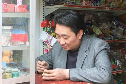 小伙裸眼在0.15毫米毛发上刻字,他是如何做到的?