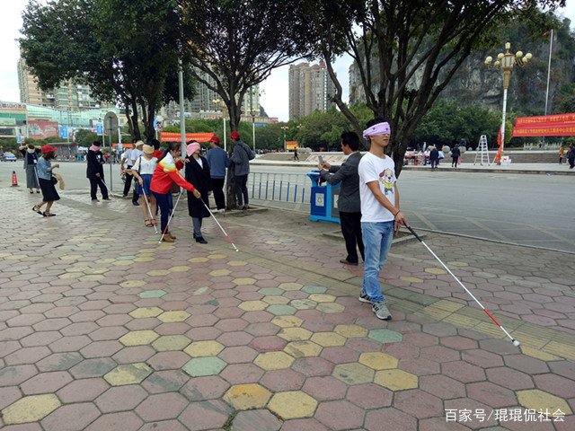 河南郑州一盲人过马路差一点被撞,被公交车司机拉回,具体怎么回事?