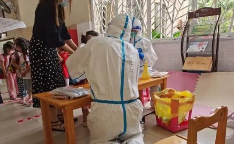 穿上雨披变装仍被发现，保姆“变装”代雇主做核酸，代做核酸问题怎么解决？
