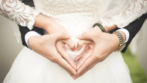 四川一对情侣员工上班秀恩爱被老板罚结婚,你如何看待老板的这一行为?