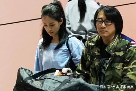 曾恺玹素颜已经能打,和现任老公并肩,你觉得她漂亮吗?