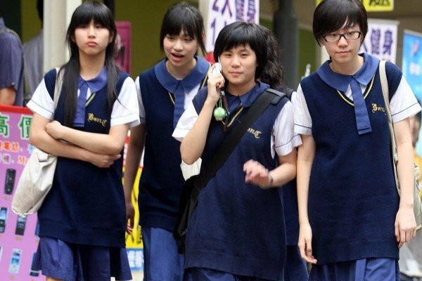 中学收学生2300元校服费,学生校服真有这么贵还是学校中饱私囊?