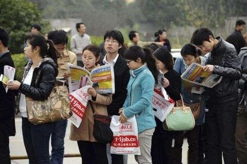 女硕士花50万托人找工作被骗,为什么这种事越来越多?