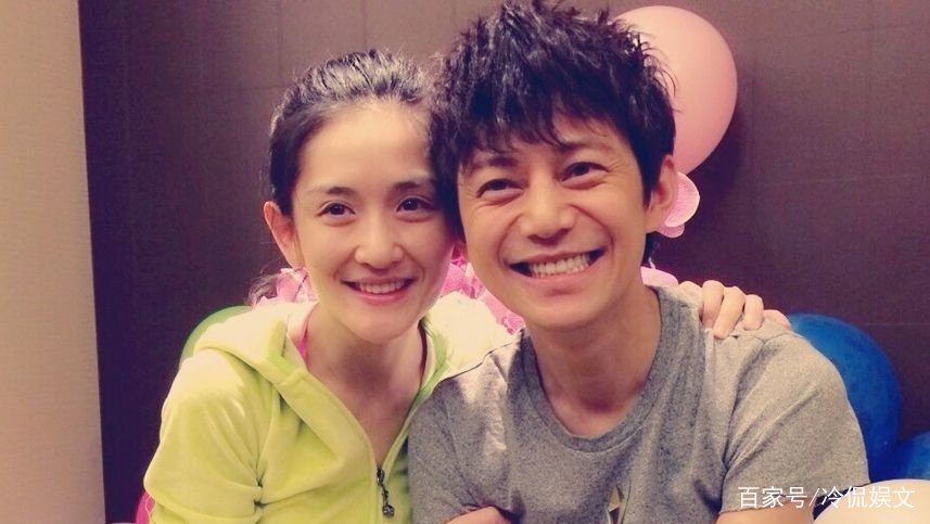 谢娜眼角笑出大坑,疑整容失败,何炅为啥不帮她澄清?友谊破裂?