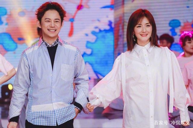 谢娜眼角笑出大坑,疑整容失败,何炅为啥不帮她澄清?友谊破裂?