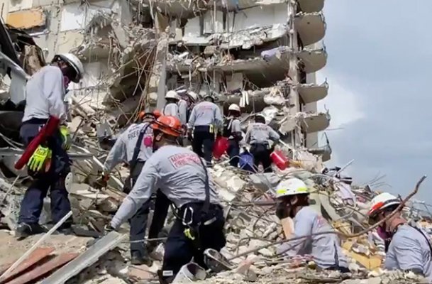 美国倒塌公寓救援现场,大楼仍在冒烟,遭遇事故的居民妥善安置了吗?