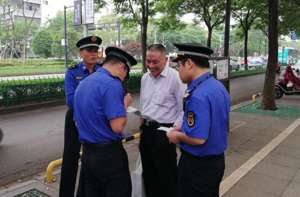 郑州两名外国人在如意湖比赛吐口水,其行为在法律中如何定性?