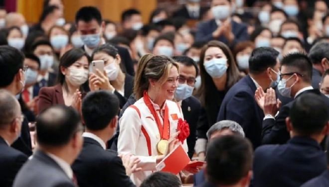 媒体报道谷爱凌登高中试卷,谷爱凌的影响力和关注度有多大?