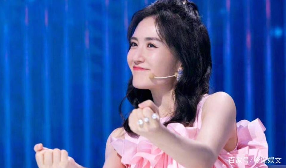 谢娜眼角笑出大坑,疑整容失败,何炅为啥不帮她澄清?友谊破裂?