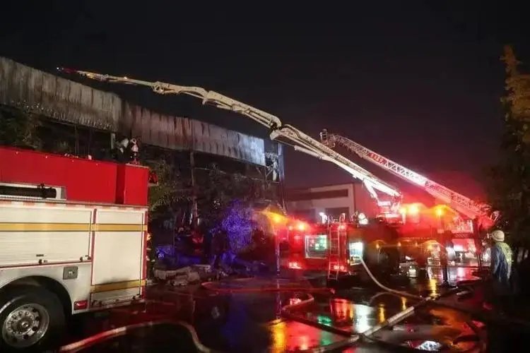 安阳火灾失联者儿子:七旬母亲刚到公司上班十多天,现如今其状况如何?