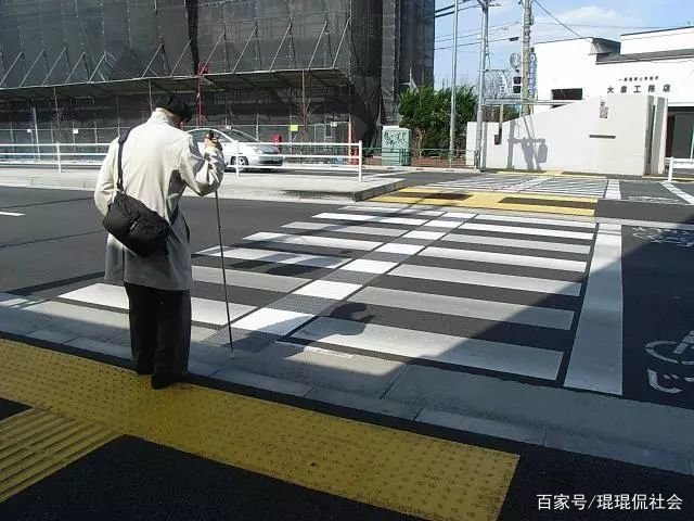 河南郑州一盲人过马路差一点被撞,被公交车司机拉回,具体怎么回事?