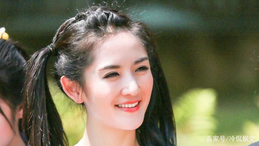 谢娜眼角笑出大坑,疑整容失败,何炅为啥不帮她澄清?友谊破裂?
