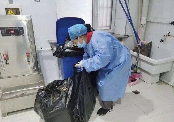 吉林大学保洁阿姨化身“大力士”的照片刷屏,为了做好防疫阿姨有多拼?