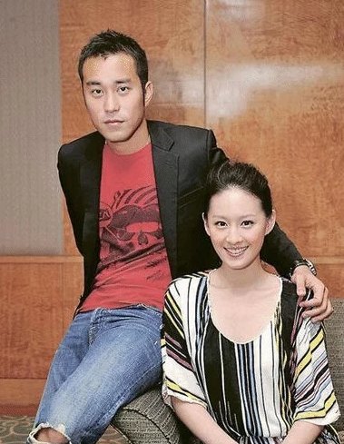 曾恺玹素颜已经能打,和现任老公并肩,你觉得她漂亮吗?