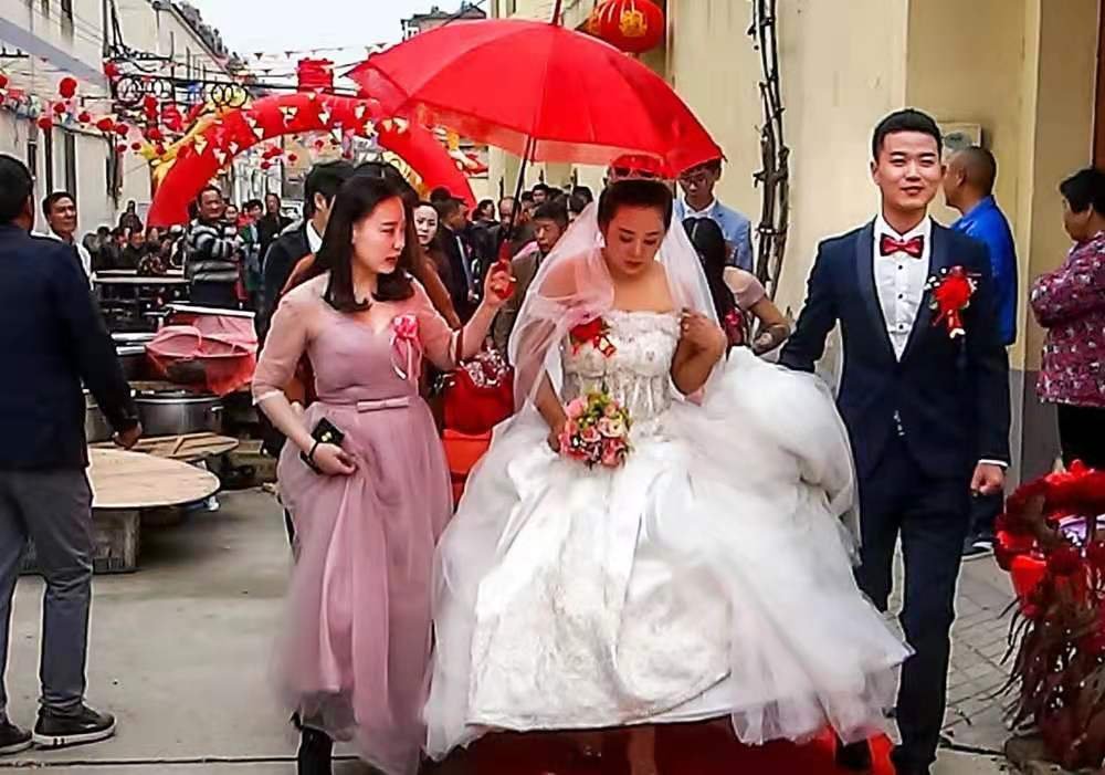 姐姐婚后回门被弟弟一把抱起转圈圈,看到这一画面你有何触动?