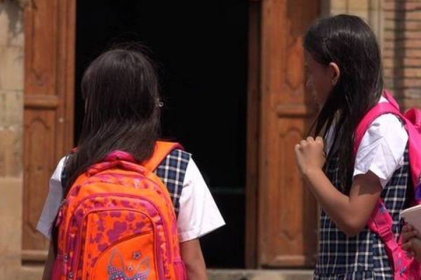 中学收学生2300元校服费,学生校服真有这么贵还是学校中饱私囊?