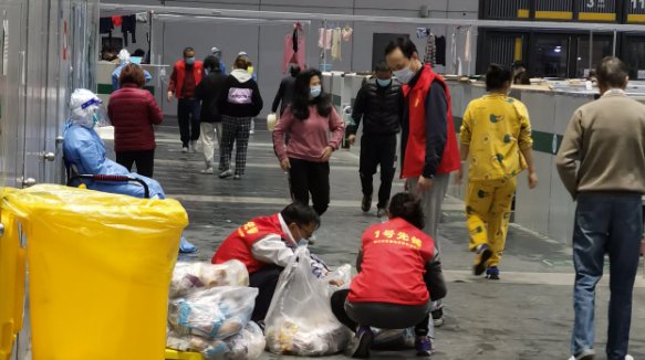 进过方舱的中年男子“流浪”42天,这些天他经历了什么?