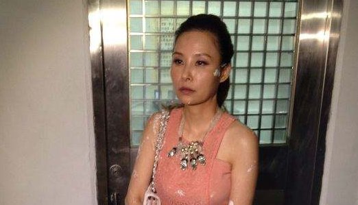 未和解成终身遗憾，许圣梅自曝曾向罗霈颖下跪，她们因何反目成仇？
