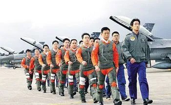 飞行员工资缩水70%仍不敢辞职，被困住航空人员该何去何从？