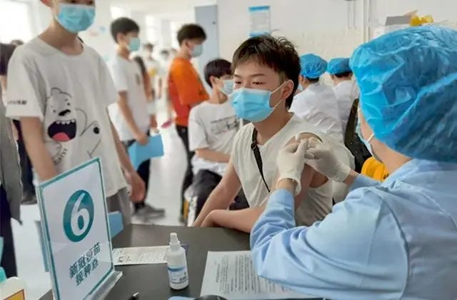 因未打新冠疫苗,重庆男生考上职高后入学遭拒,当地教委对此有何回应?