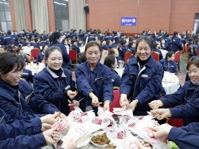 公司给女员工过节发百万现金，如何看待公司的做法？