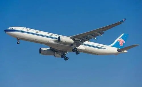 飞行员工资缩水70%仍不敢辞职，被困住航空人员该何去何从？