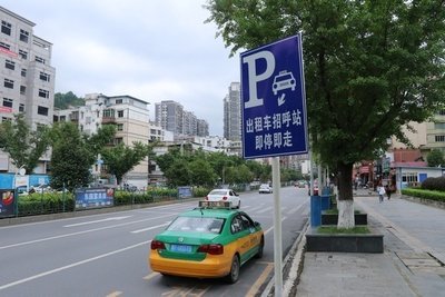 男子偷出租车拉活赚钱早上归还被行拘15日,如何评价该男子的行为?