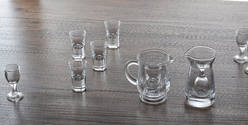 两个舀酒的勺子，分别能舀7两和11两酒，如何舀出2两酒?