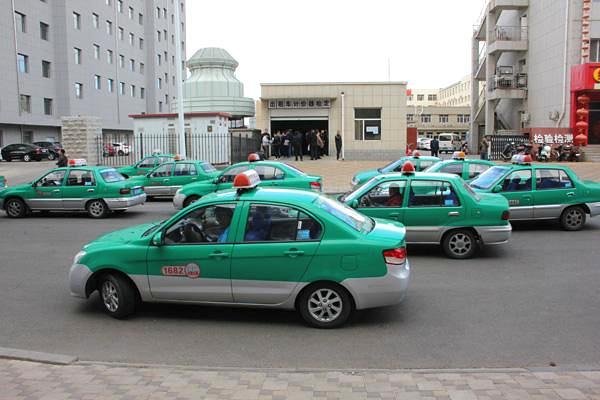 男子偷出租车拉活赚钱早上归还被行拘15日,如何评价该男子的行为?