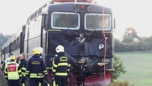 瑞典一火车撞飞公交车，公交车为什么会停在铁轨上？