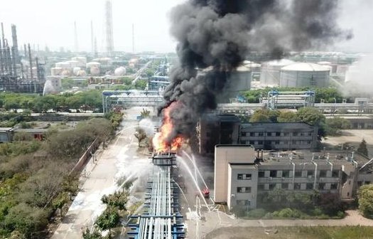 上海石化化工部起火,火球直冲天空,这场火灾事故为何难以扑灭?