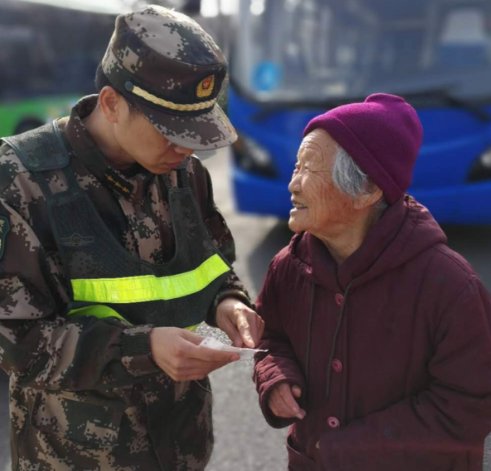 老奶奶坐公交车为何会对着司机的头扫码?