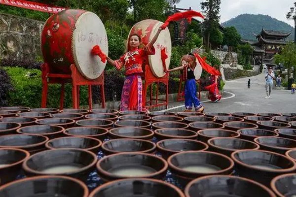 孟晚舟游张家界,到武陵源喝“拦门酒”,她在生活中有多亲和?