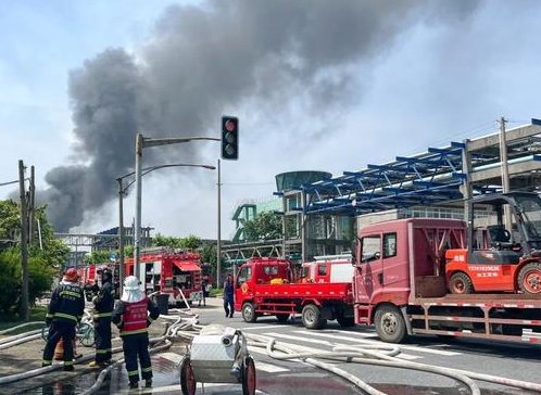 上海石化化工部起火,火球直冲天空,这场火灾事故为何难以扑灭?